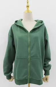 Vista frontal de una sudadera con capucha y cremallera verde para mujer en un maniquí