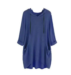 Nahaufnahme einer blauen übergroßen Kapuzentunika mit Vordertaschen und unregelmäßigem Saum.