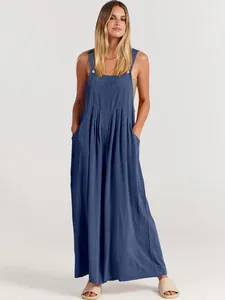 Vista detallada de peto holgado de algodón y lino azul en modelo para un estilo casual diario