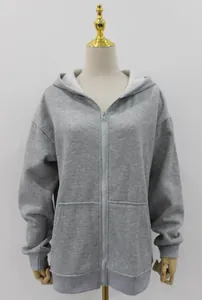 Vista frontal de una sudadera con capucha gris para mujer con cremallera en un maniquí