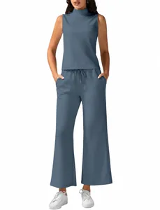 Moderne tweedelige blauwe set met mouwloze top en wijde casual broek.