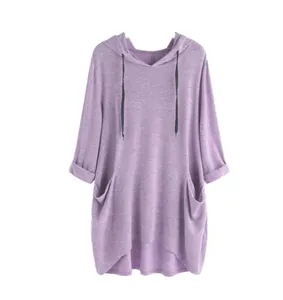 Detailansicht eines lila Damen-Kapuzenshirts in Übergröße mit Taschen und Saum.
