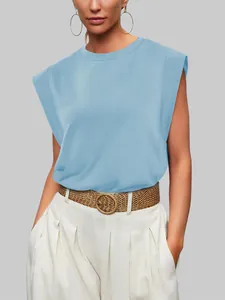 Vue détaillée d'un haut bleu clair à manches courtes pour femme style été décontracté