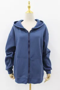 Vista detallada de una sudadera azul marino con capucha y cremallera para mujer con bolsillo.