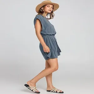 Vista laterale di una tutina casual in cotone e lino blu polvere da donna.