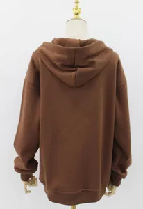 Vista trasera de una sudadera con capucha marrón de gran tamaño para mujer en maniquí