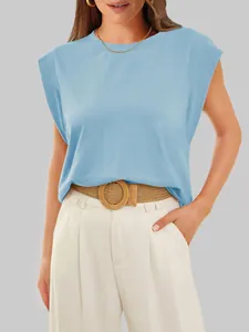 Gros plan d'un t-shirt à manches courtes bleu clair pour femme, style d'été