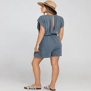 Vista posteriore di una tutina casual in cotone e lino azzurro con apertura sul retro