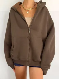 Vista detallada de una sudadera con capucha marrón de corte oversize para mujer con cremallera