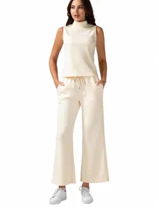 Vooraanzicht van dames set in crème met mock neck vest en wijde broek voor casual gebruik