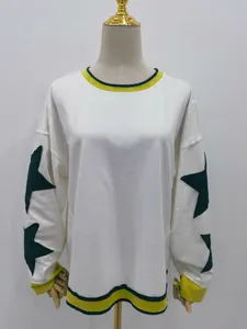 Vue de face d'un sweat-shirt blanc oversize avec des étoiles vertes et col rond Y2K