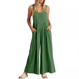Mono informal de algodón y lino verde con pernera ancha para mujer sobre fondo blanco limpio
