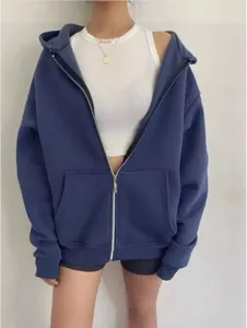 Detalle de una sudadera con capucha azul marino para mujer con cremallera y corte holgado