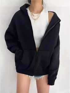 Primer plano de sudadera con capucha negra para mujer con cremallera y accesorios