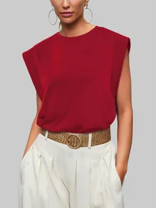 Vue détaillée d'un t-shirt rouge décontracté pour femme avec manches courtes et col rond