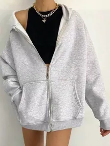Primer plano de una sudadera gris con capucha y cremallera de corte oversize mujer