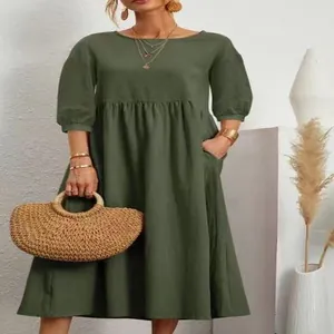 Abito midi casual in cotone e lino verde oliva con maniche corte e tasche laterali.