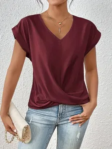 Detailansicht des bordeauxroten V-Ausschnitt T-Shirts mit elegantem Knoten-Design für Damen