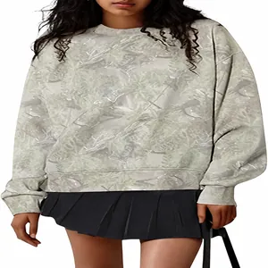 Nahaufnahme eines Damen-Langarm-Sweatshirts mit grünem Ahornblatt-Tarnmuster-Druck