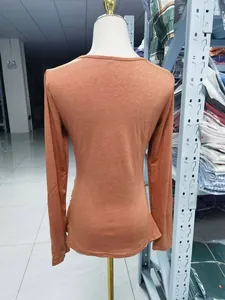 Vue arrière d'un t-shirt décontracté à manches longues orange rouille sur mannequin.