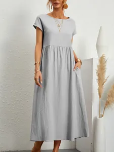 Elegante abito lungo grigio in cotone e lino con tasche, presentato su una modella