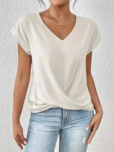 Detailansicht des eleganten cremefarbenen V-Ausschnitt-T-Shirts mit Knotensaum