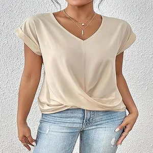 Detailansicht des beigen V-Ausschnitt T-Shirts für Damen mit gedrehtem Saum vorne