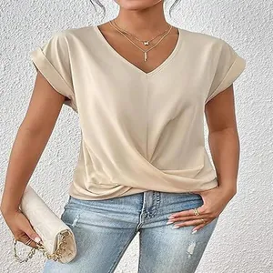 Eleganter beiger Damen-T-Shirt mit V-Ausschnitt und einzigartigem Twist-Saum-Detail.
