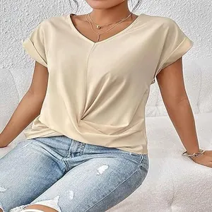 Detailansicht eines eleganten beigen Damen-T-Shirts mit V-Ausschnitt und stilvollem Knotensaum