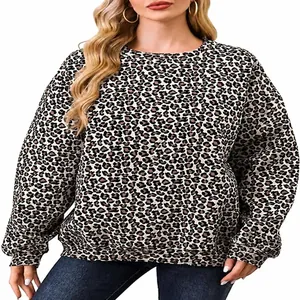 Nahaufnahme eines Damen-Sweatshirts mit Leopardenmuster und geripptem Rundhals