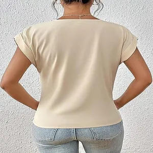 Rückansicht eines eleganten, einfarbigen beigen Kurzarm-Oberteils für Damen im Sommer.