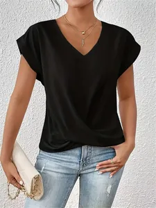 Detailansicht des eleganten schwarzen T-Shirts mit V-Ausschnitt und schickem Knotensaum