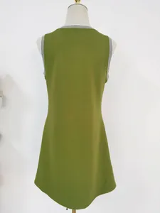 Rückansicht eines lässigen olivgrünen ärmellosen Minikleids für Damen in der Sonne