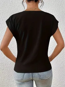 Rückansicht eines eleganten, einfarbigen schwarzen Kurzarm-T-Shirts bei einer Frau