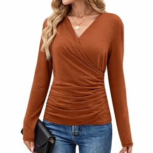 Élégant t-shirt cache-coeur à manches longues et col en V terre cuite avec détails drapés pour femme