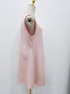 Seitenansicht mit gestreiften Rippbündchen dieses rosa ärmellosen Sommer-Minikleids.