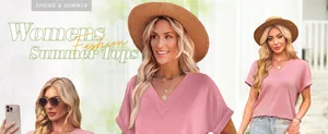 Details van roze zomerse top met V-hals en vleermuismouwen, gedragen met een strohoed