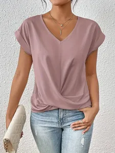 Detail eines eleganten staubrosa Kurzarm-T-Shirts mit V-Ausschnitt und verdrehtem Saum