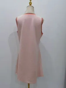 Rückansicht eines rosa ärmellosen Minikleids mit rot gestreiftem Rippstrick-Ausschnitt.