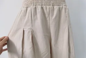Nahaufnahme des elastischen Bunds und der Faltenstruktur bei beige Baumwollhosen für Damen