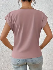 Rückansicht eines eleganten, mauvefarbenen Kurzarm-T-Shirts für die Sommermode der Damen