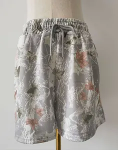Vue détaillée du short décontracté pour femme avec imprimé érable 3D et cordon gris.