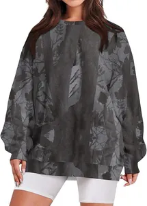 Felpa da donna oversize a girocollo con stampa mimetica a foglia d'acero della foresta scura