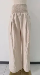 Detailansicht beige Damen-Baumwollhose mit gesmokter Taille und weitem Bein