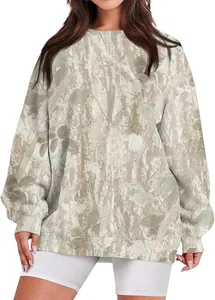 Dettaglio della felpa oversize da donna con motivo mimetico e stampa a foglie di acero.