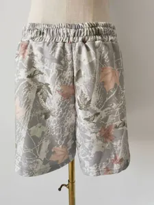 Détail du short décontracté pour femme avec imprimé 3D de feuilles d'érable et taille élastique
