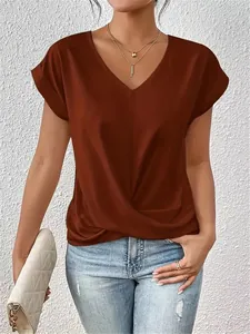 Elegantes T-Shirt mit V-Ausschnitt in Rostorange mit einem stilvollen gedrehten Saumdetail