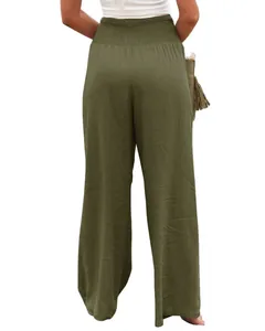 Rückansicht mit Details zur gesmokten Taille der olivgrünen weiten Freizeithose für Damen