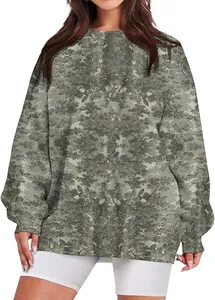 Dettaglio della felpa oversize da donna con stampa a motivo foresta grigia.