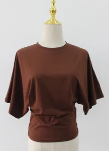 Elegante t-shirt marrone a girocollo con maniche corte da donna, vestibilità ampia